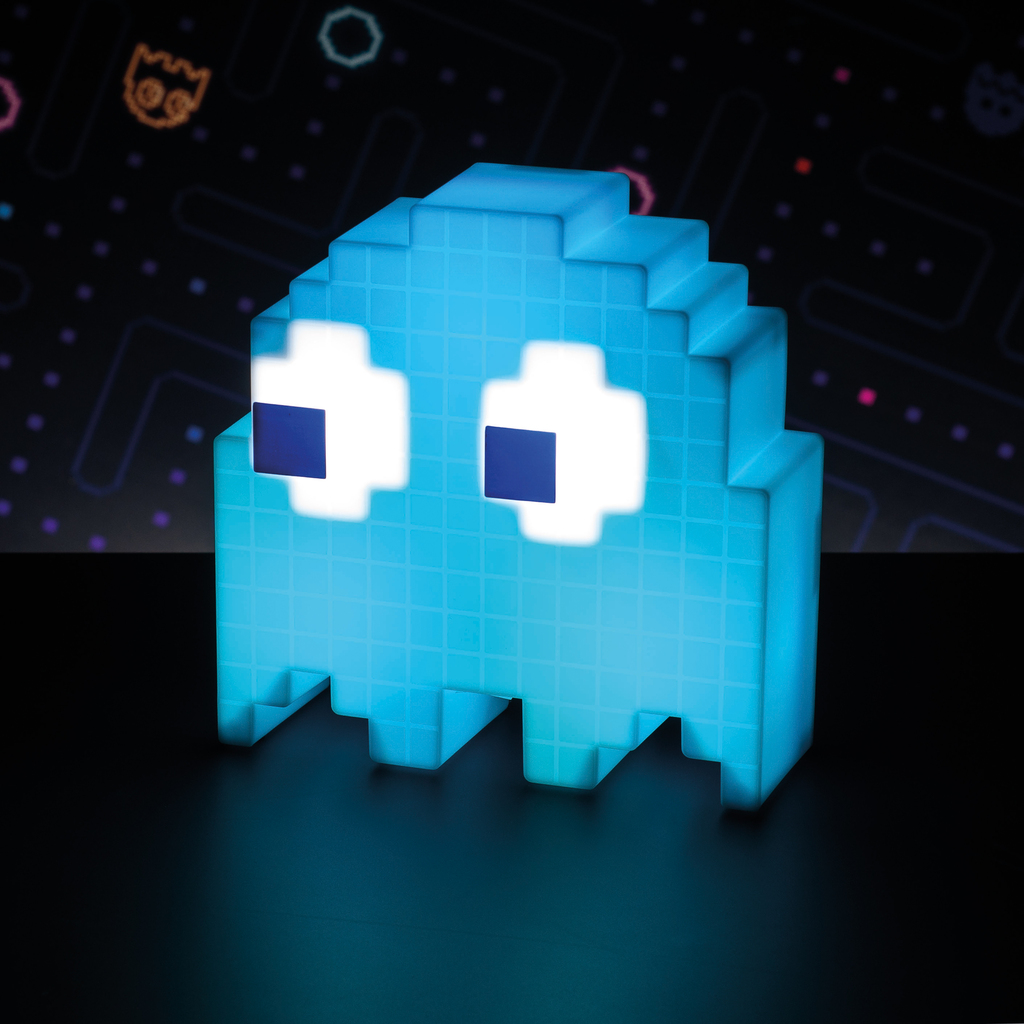 Valkoinen Pac-Man-pelin haamuhahmon muotoinen koristevalaisin loistamassa pimeässä.