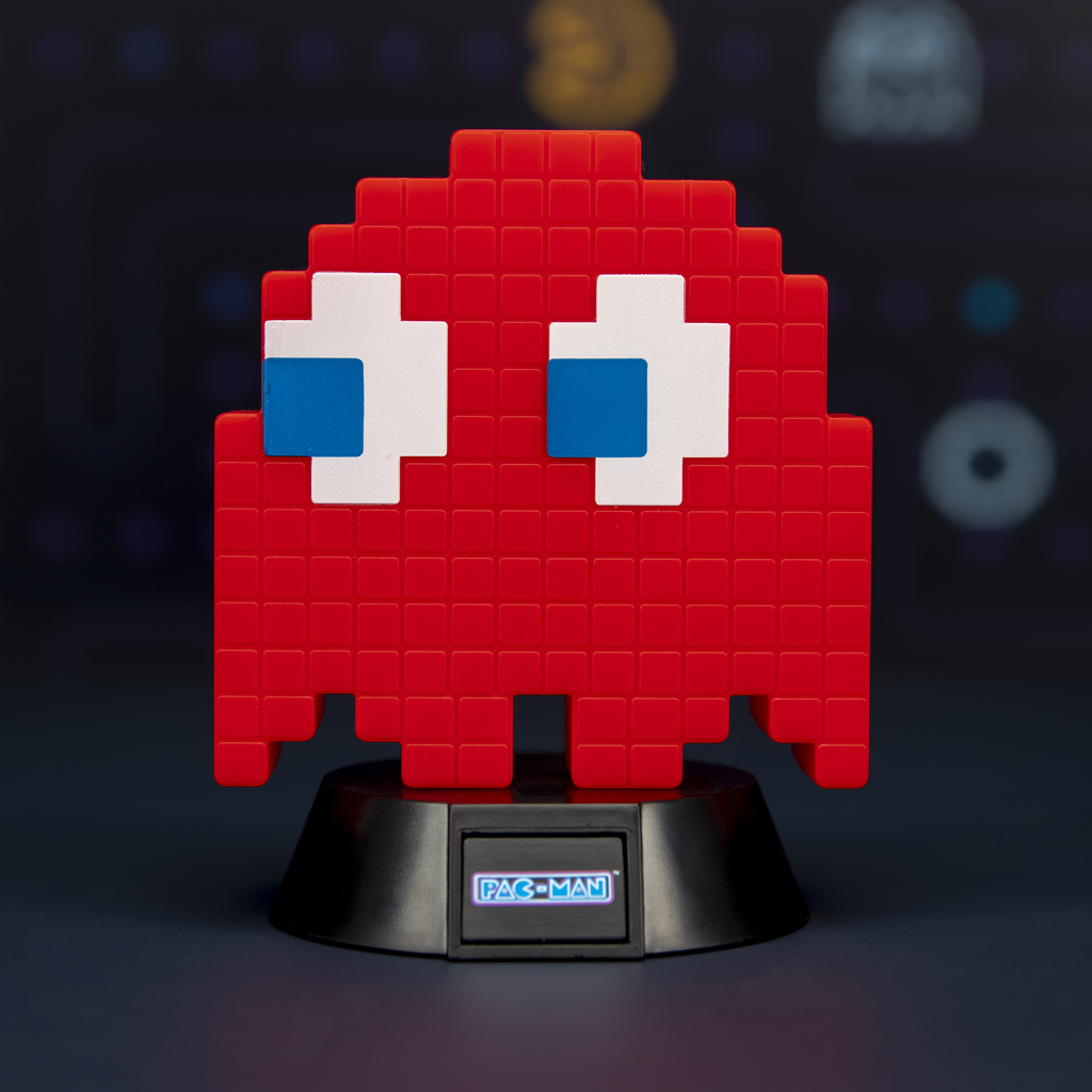 Punainen Pac-Man-pelin Blinky-haamun muotoinen koristevalaisin, jolla on suuret valko-siniset silmät.