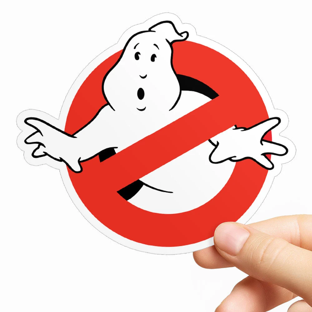 Ghostbusters logo -tarra valkoisella taustalla käden kanssa