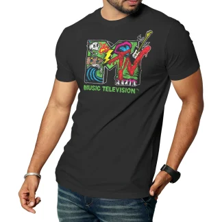 MTV Skate & Punk Logo -t-paita valkoisella taustalla mallin päällä