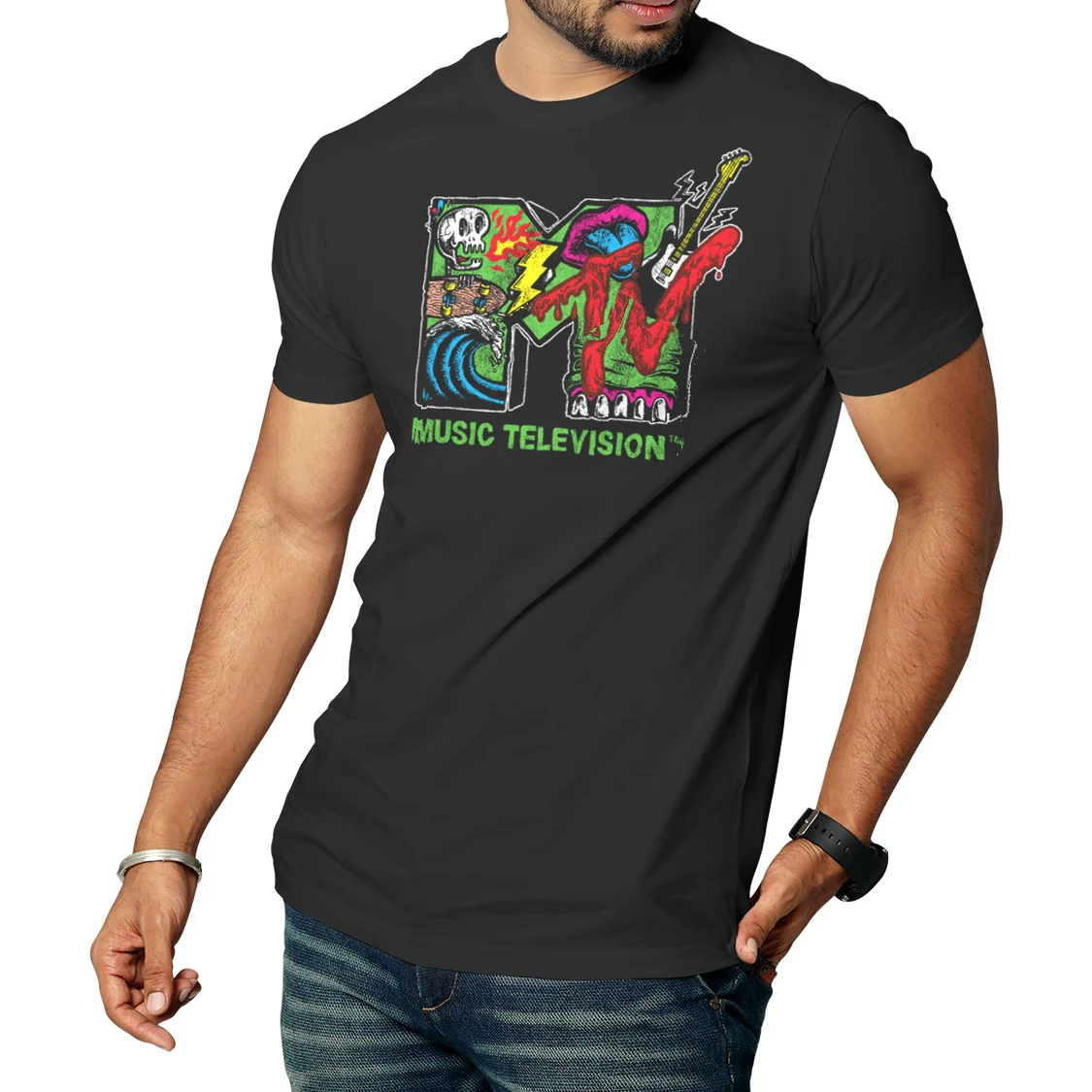 MTV Skate & Punk Logo -t-paita valkoisella taustalla mallin päällä